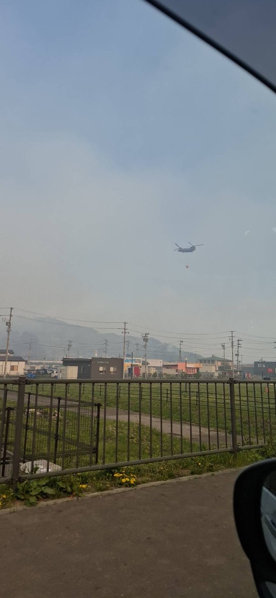 tomoshibik's tweet photo. 大槌町で発生している山火事のニュースに、胸が締めつけられる思いです。
私たちにとっても毎年訪れている大切な場所で、決して他人事ではありません。

一日も早く、皆さんが心穏やかに過ごせる日常が戻ることを願っています。

※現地に住む団員がリアルを知ってほしいと共有してくれた写真です。 https://t.co/mcO5BnFfQQ