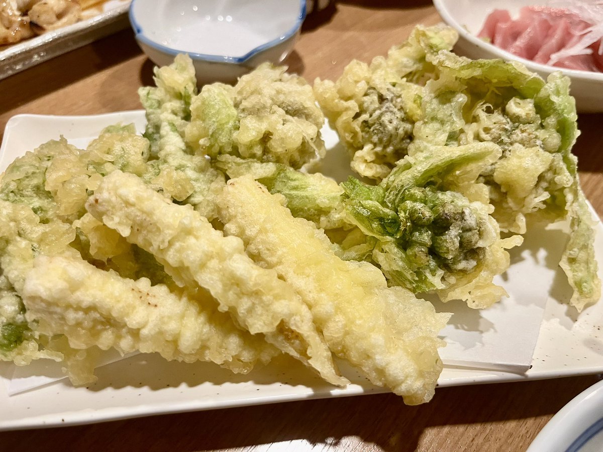 nagimaru_5's tweet image. 今宵は地元の居酒屋さんで #乾杯🍻なう❣️
新玉葱と山菜の天ぷらが美味しい😋特に新玉は甘味があって #シークヮーサーハイボール とバッチリあいますね❣️
明日は休みなのでガッツリ呑んじゃおうかな⁉️😆💦