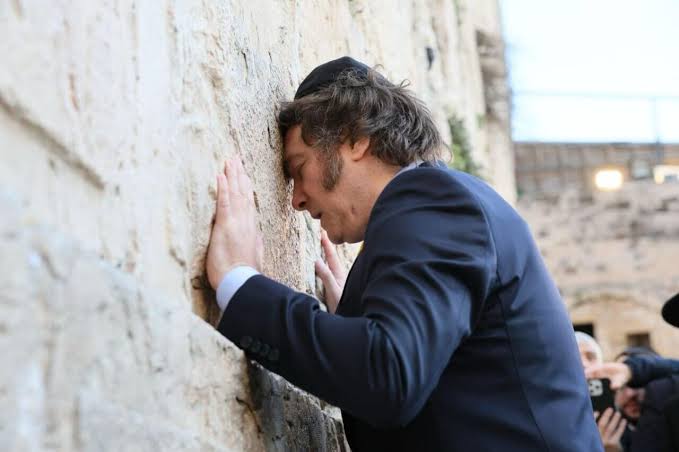 So Milei goes and licks the wall then the next thing he wants a war over the Falklands.

Well considering the last time israel sold weapons to the Argentinians it all makes sense.