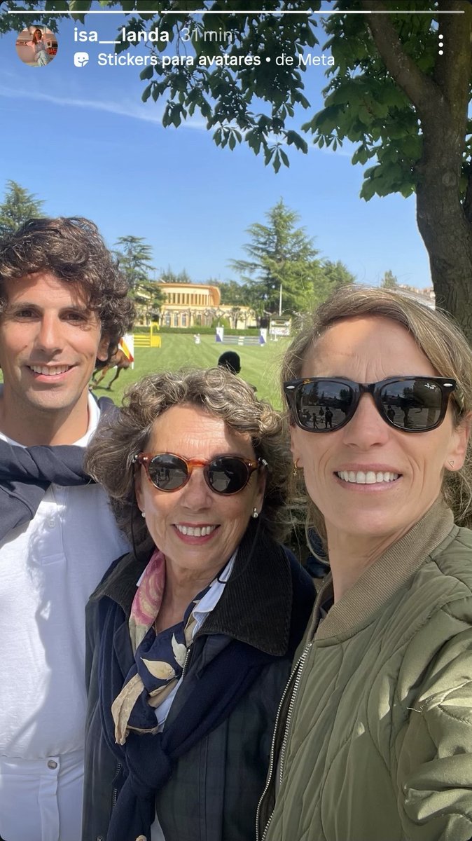 La mamá d Óscar y <a href="/isa_landa86/">isabel landa sola</a>  no puede ser más elegante, y en esta foto es innegable ese parecido familiar d los Sola🥹.

Verlos tan risueños y guapetones nos encanta🫶🏻... y madre mía el "glow up" de Óscar😮, se ha quitado 10 años... y esos rizos que nos enamoraron siguen