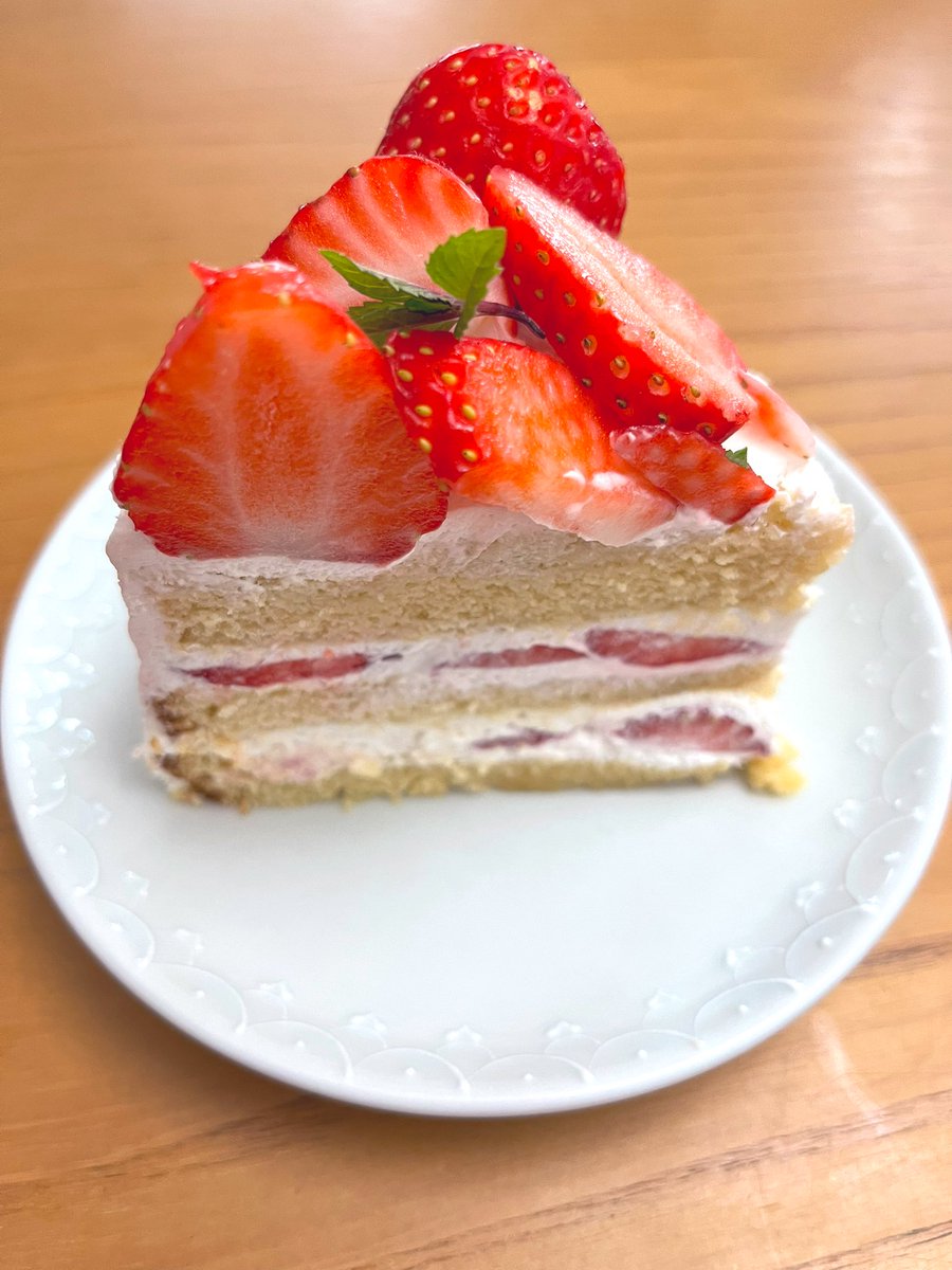 お茶会1日目、開催ありがとうございます😊
ウィリアムさんお誕生日おめでとう！

苺のケーキでお祝いです🥂

 #あわいの民エアお茶会