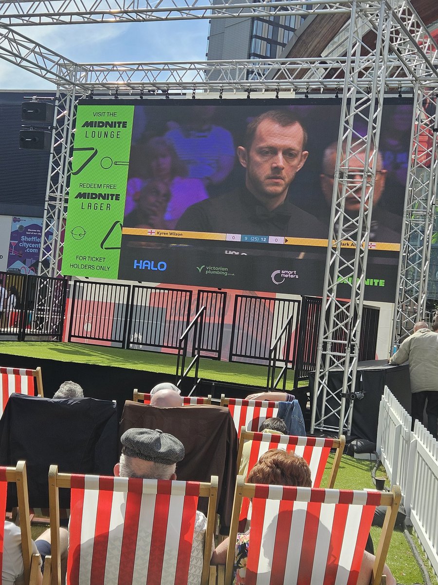 aliowl78's tweet image. Enjoy the sun while watching the snooker #snooker #Sheffield 😎