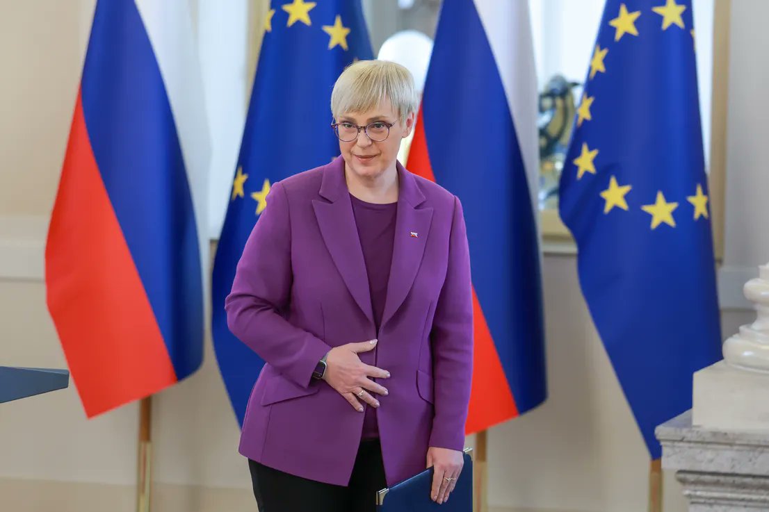 Predsednica je tokrat izbrala suknjič v barvi strupenega spomladanskega podleska, ker je krepko razočarana nad poslanci, ki se niso pri pridružili Golobu za oblikovanje leve vlade.
To je najbolj pristranska predsednica v zgodovini RS.