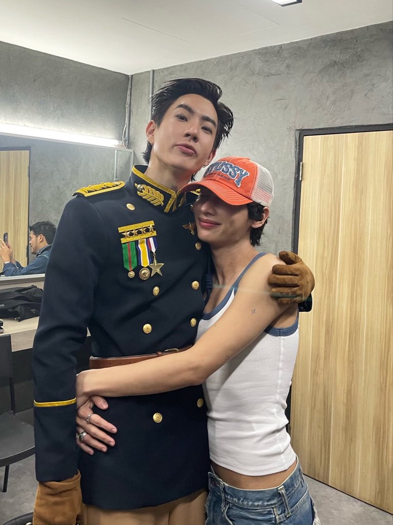 LETMEYOUR's tweet photo. พี่อยู่มา 10 ปี และพี่ยังอยู่และจะอยู่ต่อไปเรื่อยๆ 

TEAM OFF FOR THE WIN #FinalWalkTheFaceMenThailand4 #TEAMOFF 
#ออฟกัน #OffGun https://t.co/JSRpKYjrxw