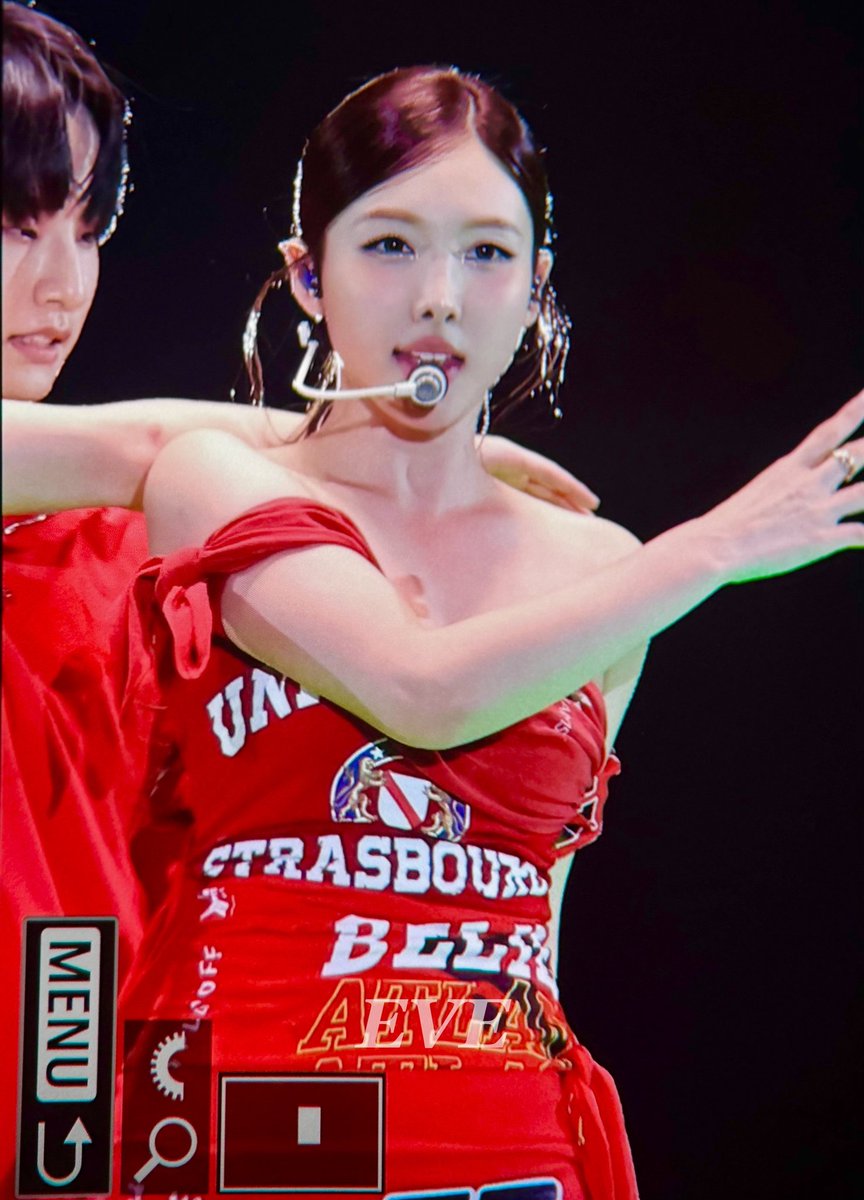 nayeonpopbase's tweet photo. NAYEON NEW OUTFIT FOR MEEEEEE IN MUFG JAPAN NATIONAL STADIUM DAY 1 TODAY 🔥 https://t.co/HD50VETPiW