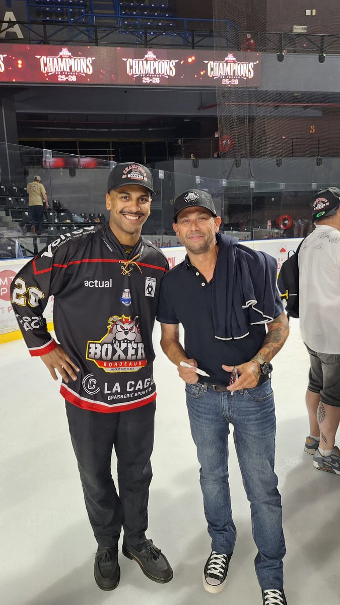 PascalNerbesson's tweet photo. Savourez, on est CHAMPION DE FRANCE 🔥🔥🔥 🏒
Pompei visiblement ça faisait une semaine qu'il savourait et c'est pas terminé à priori 😅 .
Super mec 🤗
#Bordeaux #SortonsLesCrocs @BoxersBordeaux https://t.co/A5ZpjWMXX2