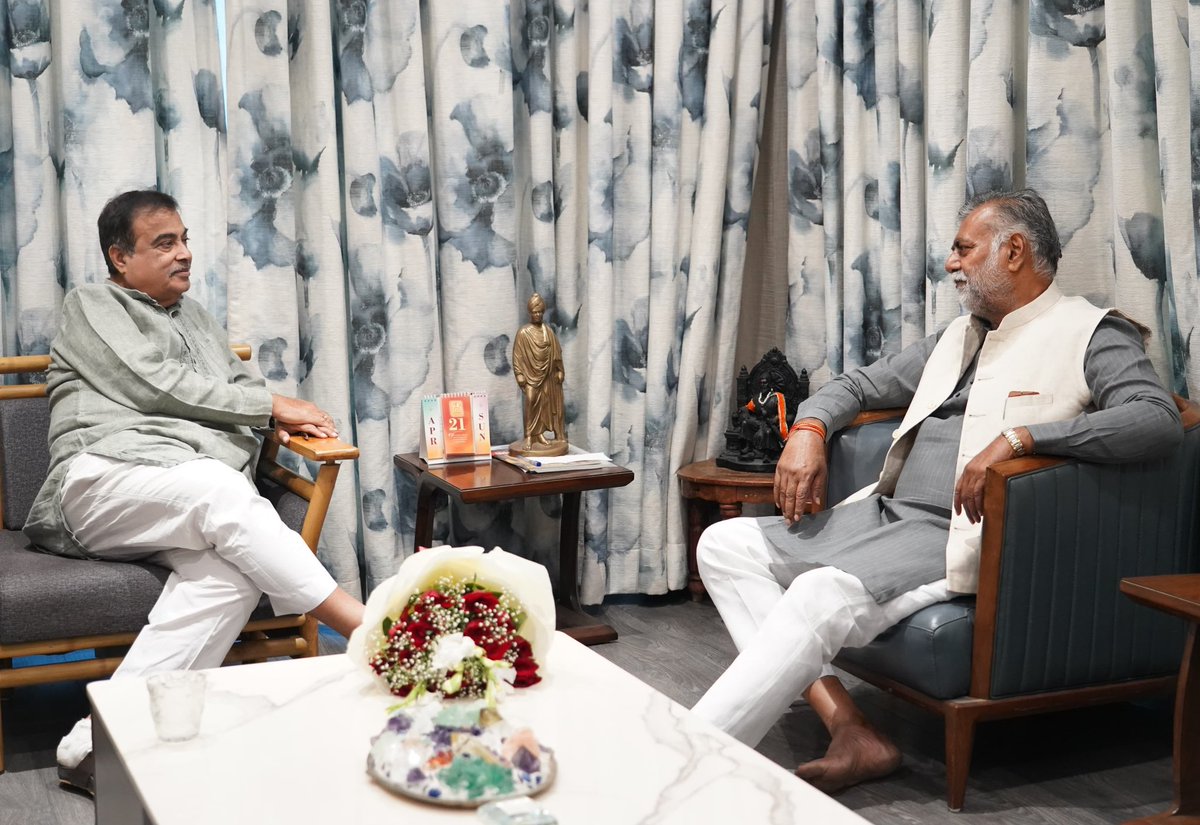 नागपुर प्रवास पर मा केन्द्रीय मंत्री आदरणीय <a href="/nitin_gadkari/">Nitin Gadkari</a> जी से सौजन्य भेंट कर आमंत्रण दिया ।पूर्ववत स्नेह के लिए आभार ।