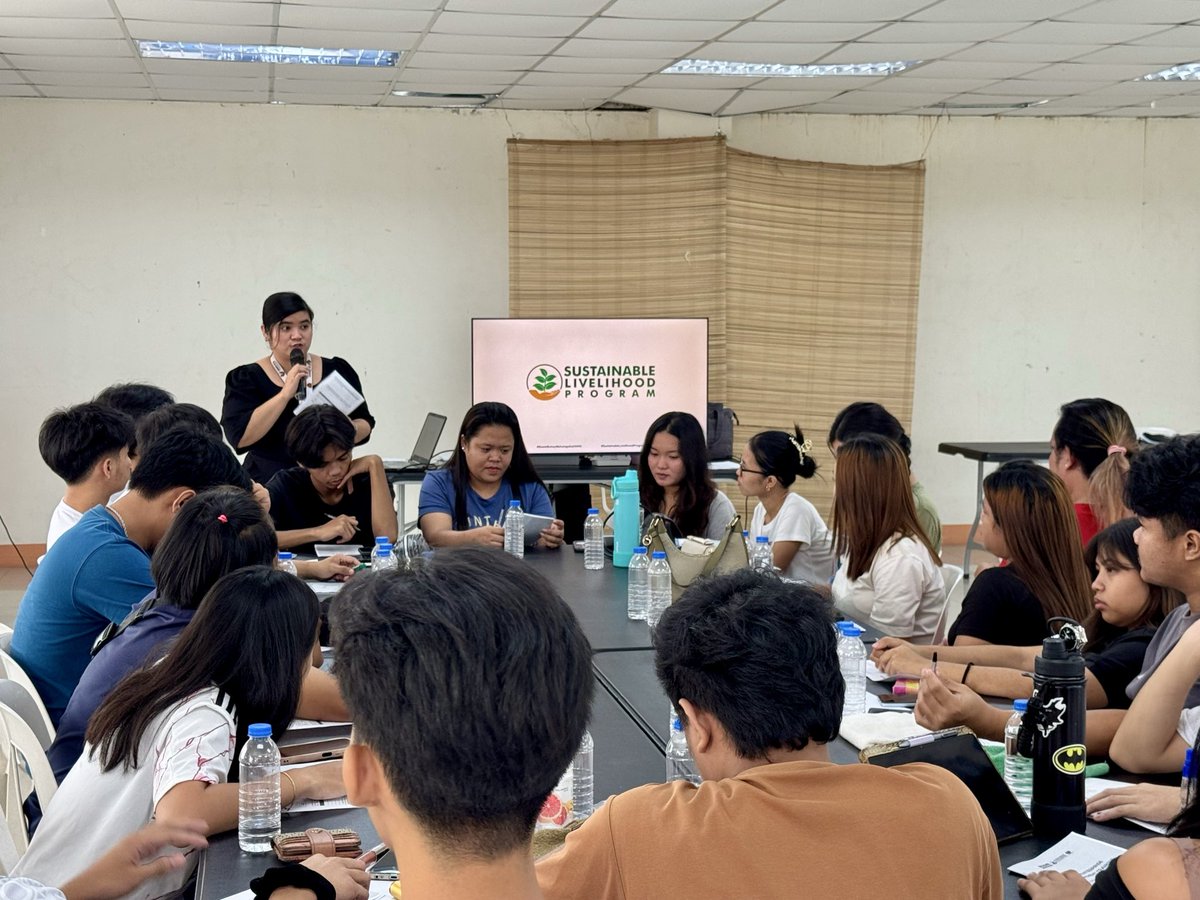 ArceeCon's tweet photo. Social Preparation, Organization and Leadership Training for Daluyan Souvenirs

Sa tulong nila DSWD Sec. @rex_gatchalian at Cong. Kenneth Gatchalian, mas papasiglahin natin ang youth participation sa tourism development and promotion ng Tagalag Fishing Village. https://t.co/9KBj1O8Ht5