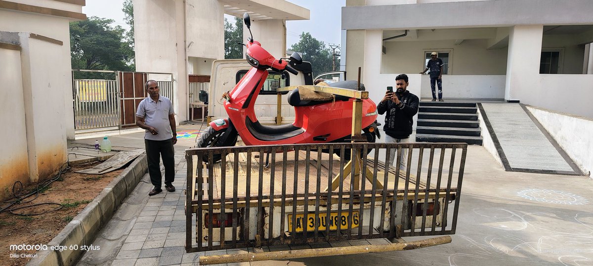 dilipchekuri's tweet photo. @bhash You are such a fraudster that you and your whole family will be in hell bcoz you sucked all Indian hard earned money.
6 months my 2 ola scooters in your service center, in warranty battery is not replaced also charged Rs 25000 @OlaElectric @jagograhakjago @PMOIndia @OfficeOfNG https://t.co/TNzfUu4z1d