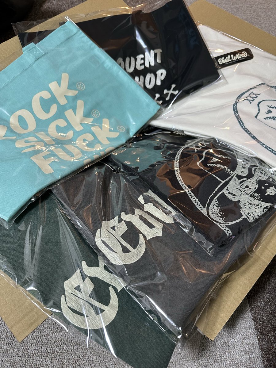 xg_b30's tweet image. ユーヤさん❗️爆速発送ありがとうございます😭
今回は意を決して開封しましたw
ビビットなカラー🩵のトートありがとうございます♪
シャツはヘビロテ決定です🙌

#EVILWIRE
#PHANTOMBOY