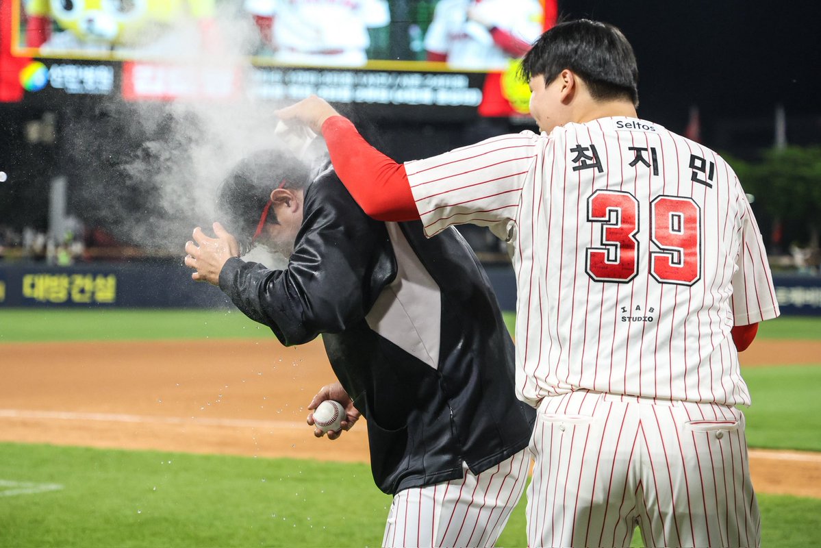 사랑하는 만큼 준비한 투수조의
양현종 2200K 축하파티