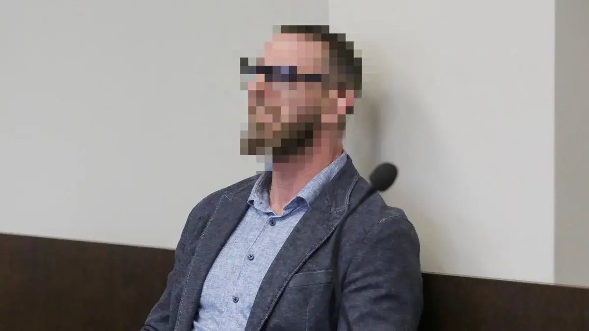 marek67r's tweet photo. Adwokat od "trumien na kółkach" nie płaci rodzinie ofiar
Skazany za wypadek, w którym zginęły dwie kobiety, Paweł K. nie płaci rodzinie ofiar zasądzonego zadośćuczynienia. 
Bliscy szykują egzekucję komorniczą, a adwokat od "trumien na kółkach" chce odbyć karę w domu. https://t.co/jFiGN7FE5G