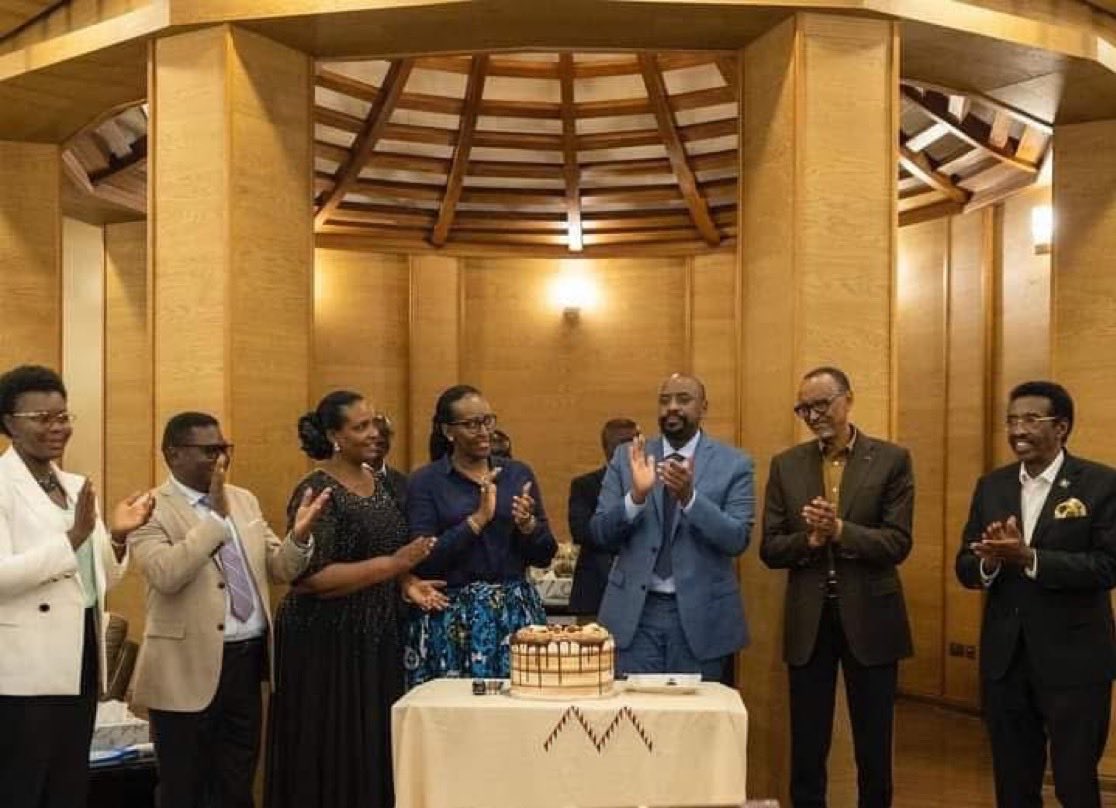 FredShaka's tweet photo. Don’t show this picture to someone who said that visitors are supposed to stop in the compound 😂😂😂 https://t.co/JNCIBhTo80