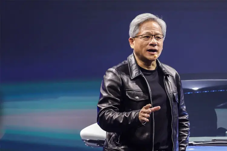 fr321x's tweet photo. Mengapa Fisika?

Pada Juli 2025, saat kunjungan ke Beijing, CEO NVIDIA Jensen Huang membuat pernyataan yang cukup mengejutkan. Ketika ditanya apa yang akan ia pelajari jika menjadi mahasiswa berusia 20 tahun di tahun 2025, ia menjawab dengan tegas bahwa ia akan lebih memilih **ilmu fisika dan physical sciences** daripada software atau pemrograman semata. Menurutnya, era berikutnya dalam teknologi bukan lagi sekadar “Generative AI”, melainkan **Physical AI** — kecerdasan buatan yang berinteraksi langsung dengan dunia nyata, yang membutuhkan pemahaman mendalam tentang hukum-hukum alam.

Fisika adalah fondasi segala ilmu pengetahuan. Dari partikel terkecil seperti quark yang membentuk proton dan neutron, hingga elektron yang mengorbit inti atom, semuanya diatur oleh hukum fisika. Dari atom terbentuk molekul, dari molekul lahir senyawa kimia, dan dari sana muncul kehidupan yang kita pelajari dalam biologi. Tanpa memahami fisika, kita hanya melihat permukaan — kita tidak tahu mengapa air membeku, mengapa matahari bersinar, atau mengapa planet mengorbit. Fisika adalah “bahasa dasar” yang menjelaskan bagaimana alam semesta ini bekerja.

Di dunia modern, pentingnya fisika semakin nyata. Teknologi tercanggih seperti chip GPU, energi terbarukan, eksplorasi luar angkasa, hingga robotika masa depan semuanya dibangun di atas prinsip fisika. Jensen Huang menyadari bahwa coding saja sudah tidak cukup. Untuk menciptakan AI yang benar-benar cerdas dan berguna di dunia nyata, kita harus memahami konsep seperti gesekan, inersia, gaya, energi, dan sebab-akibat — hal-hal yang hanya bisa dipelajari secara mendalam melalui fisika.

Oleh karena itu, bagi siapa pun yang ingin memahami dunia dan berkontribusi pada masa depan, mempelajari fisika adalah pilihan yang sangat bijak. Bukan hanya untuk menjadi ilmuwan, tetapi juga untuk menjadi inovator, insinyur, atau bahkan pemimpin teknologi seperti Jensen Huang. Seperti yang ia katakan sendiri, jika ia bisa kembali muda, ia akan memilih jalur ini. Jadi, mengapa fisika? Karena fisika adalah kunci untuk membuka rahasia alam semesta dan membentuk masa depan peradaban manusia.