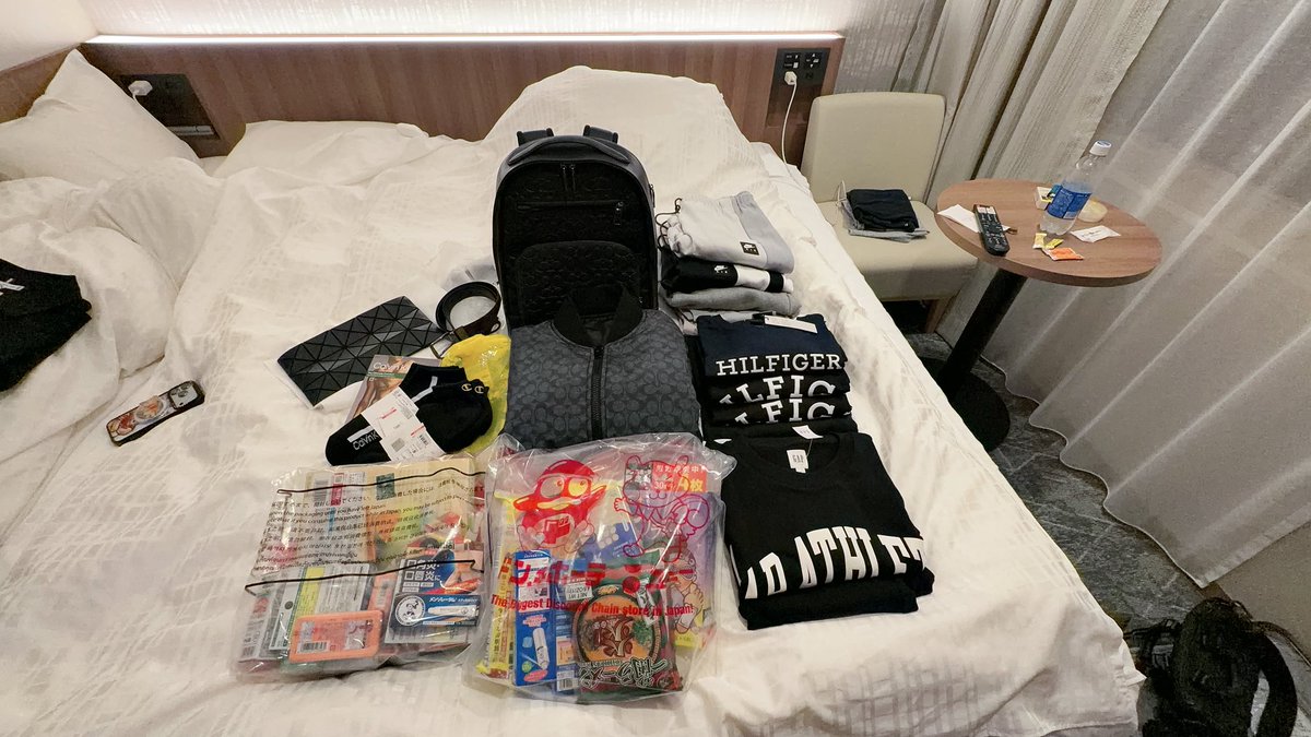 JY_9606's tweet photo. 北海道最後一晚
是免稅不是免費
克制再克制
9060穿起來真的不錯看 https://t.co/vPzrjxPDJi
