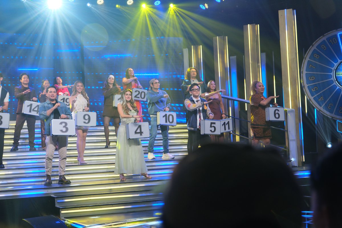 Kapamilya_DOND's tweet photo. Kasama sa ating selebrasyon dito sa #KapamilyaDealOrNoDeal ang special batch of lucky stars ngayong gabi! #KDONDJessyVilma 💼☎️ https://t.co/Xvr9FDPpPr