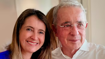 A Paloma Valencia la atacan porque no tienen cómo desmontarla: sin investigaciones, sin escándalos, con una trayectoria limpia y coherente en medio de una política donde eso escasea. No le deben favores a medios ni a empresarios; su capital es la credibilidad.

Esa portada no es
