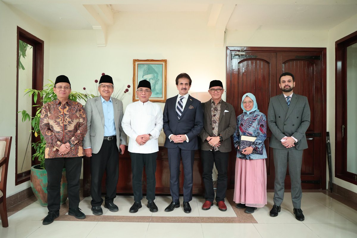 PakinIndonesia's tweet photo. Ambassador, H.E. Zahid Hafeez Chaudhri received Chairman of Nahdlatul Ulama, Mr. Yahya Cholil Staquf, at the Embassy of Pakistan. 

The two sides held a productive exchange of views on the current geopolitical situation, emphasizing the importance of dialogue and cooperation. https://t.co/sExkKWMpzn
