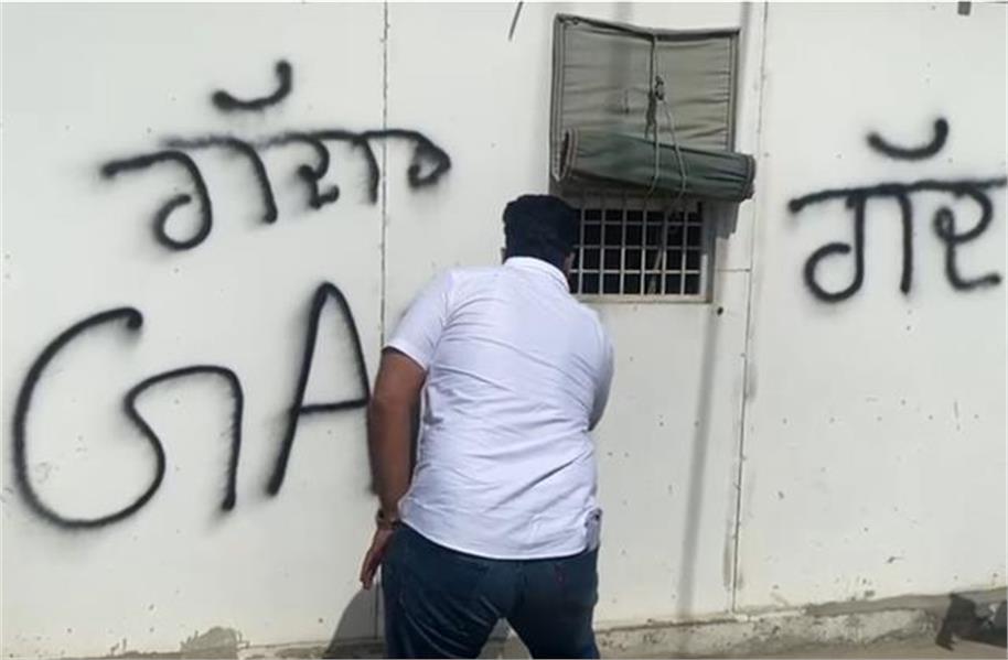 KesariPunjab's tweet image. हरभजन सिंह के घर के बाहर जोरदार प्रदर्शन, AAP पार्टी के कार्यकर्ता पुलिस से उलझे, देखें VIDEO

👉👉 अधिक जानकारी के लिए : punjab.punjabkesari.in/punjab/news/pr…

#PunjabKesari #AAPProtest #HarbhajanSinghHouse #HarbhajanSingh #JalandharNews #PunjabPolice