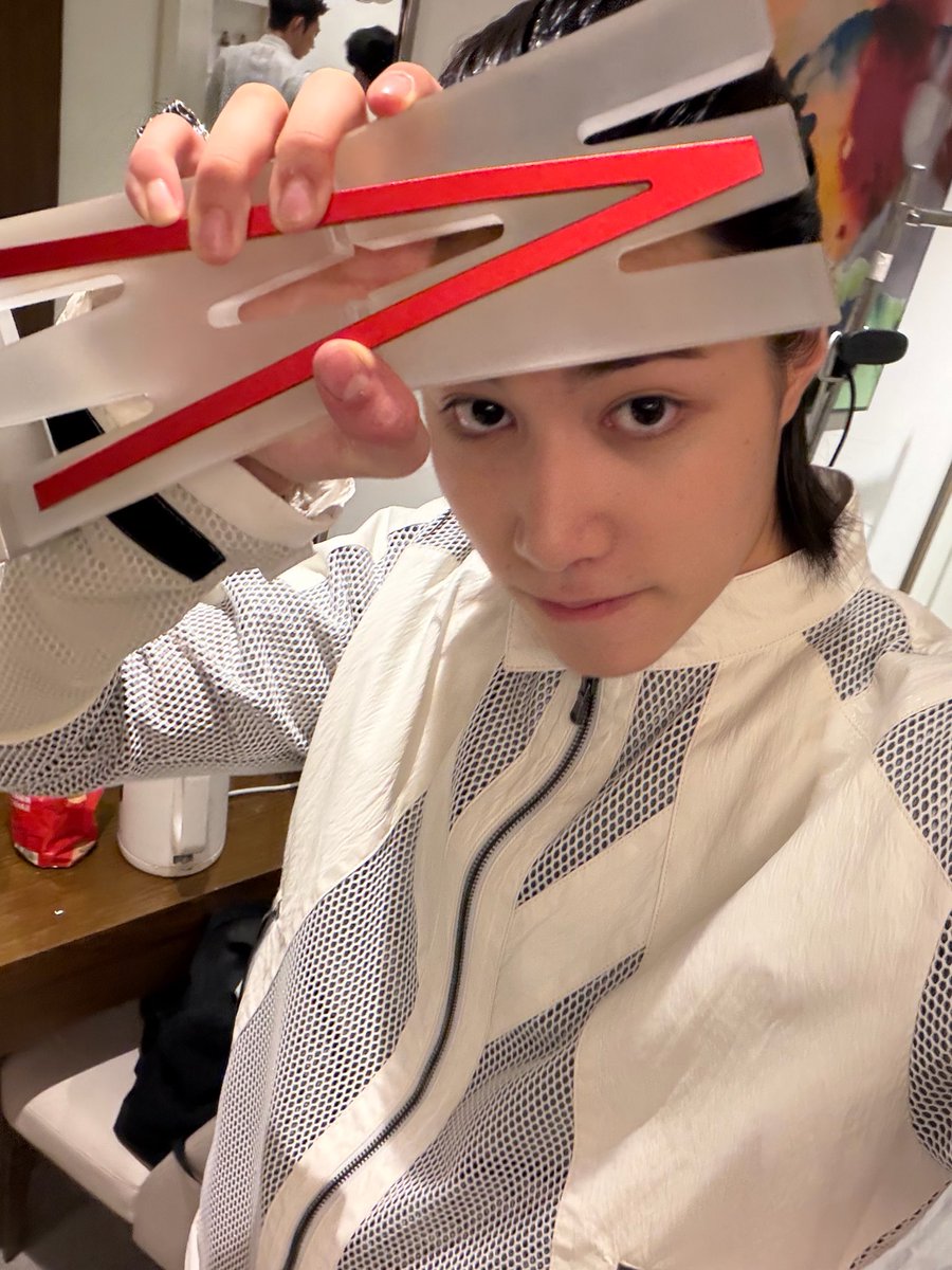 rylouette's tweet image. 260425 🐘💬 20:30 KST

🐘 : (pic)
🐘 : YEEEEAHHHH
🐘 : FIRST OF MANY
🐘 : penghargaan pertama
🐘 : good job SHOTTIE

#LOUIS #루이