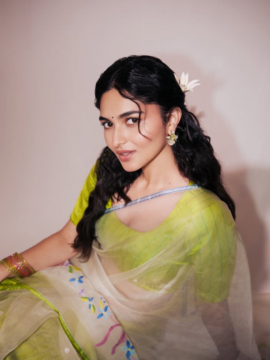 Cinewoodsoffl's tweet photo. Kayadu Lohar = cutie with main character vibes 💚✨

#KayaduLohar #CutieCore https://t.co/grezDrwnft