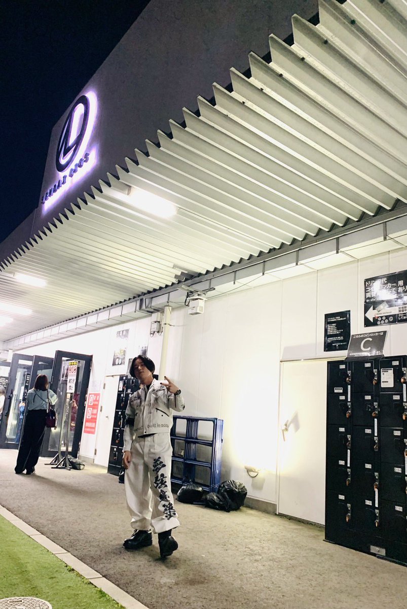 showshow_marech's tweet photo. いやー、メアやっぱり最高でしたね!咲人氏、今日はタッピング多めでした🎸そしてなんといってもシュレーディンガーナイフ!!!Godinのガットギターが運ばれてきた瞬間「きた!」と思ったし、ガットギターソロで咲いてる人、私くらいしかいなかった笑
明日も楽しみだ!
#NIGHTMARE
#Reachfor https://t.co/3T9w8tkOGX