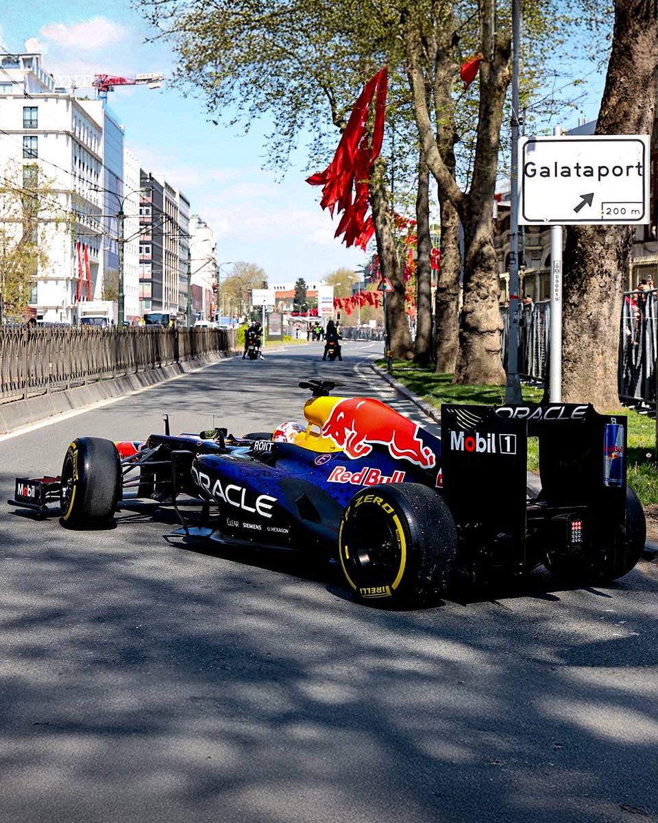 GoTurkiye's tweet photo. The roar of F1 echoes through İstanbul. From Galataport to Dolmabahçe Palace, the city turns into the track. Starting from 2027, the Turkish Grand Prix returns to İstanbul Park for 5 years, bringing the energy of Formula 1 back to İstanbul. Speed meets the streets. 

#GoTürkiye #F1 #Formula1 #TurkishGrandPrix #TurkishGP