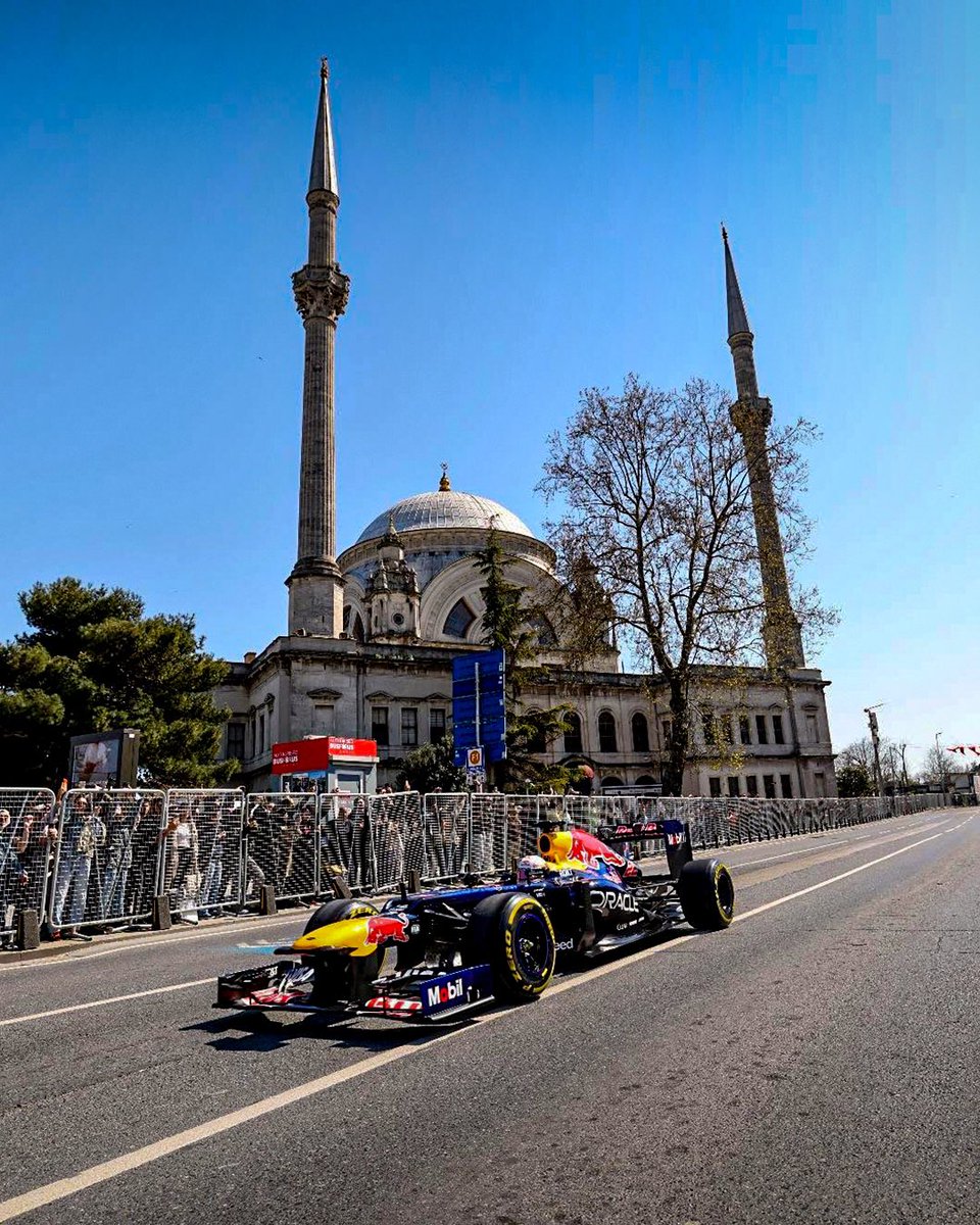 GoTurkiye's tweet photo. The roar of F1 echoes through İstanbul. From Galataport to Dolmabahçe Palace, the city turns into the track. Starting from 2027, the Turkish Grand Prix returns to İstanbul Park for 5 years, bringing the energy of Formula 1 back to İstanbul. Speed meets the streets. 

#GoTürkiye #F1 #Formula1 #TurkishGrandPrix #TurkishGP