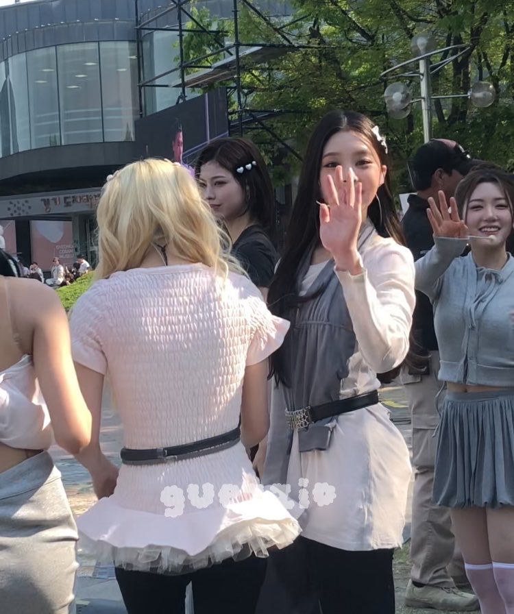 guezzi0's tweet image. 나현이 뒤에 개죽이 있어요~~
#앳하트 #서현 #나현