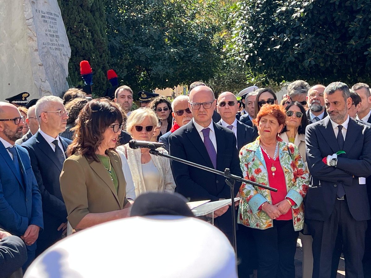 TeresaBellanova's tweet photo. Il 25 aprile è memoria viva di chi scelse, nei giorni più bui, di stare dalla parte giusta della storia: donne e uomini della Resistenza che hanno combattuto per la libertà, contro il fascismo e l’oppressione.
A loro dobbiamo la democrazia che viviamo e il dovere di custodirla. Il loro esempio parla ancora oggi, soprattutto ai giovani: la libertà non è mai conquistata per sempre, va difesa con responsabilità, partecipazione e coraggio.
Nel tempo delle guerre e delle divisioni, il messaggio del 25 aprile è più attuale che mai: libertà, giustizia, pace.
Onorare chi ha combattuto dalla parte giusta significa scegliere, ogni giorno, da che parte stare.
Antifascista, sempre. Viva la libertà 🌹