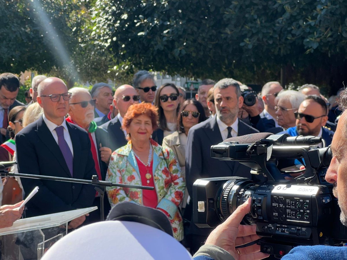 TeresaBellanova's tweet photo. Il 25 aprile è memoria viva di chi scelse, nei giorni più bui, di stare dalla parte giusta della storia: donne e uomini della Resistenza che hanno combattuto per la libertà, contro il fascismo e l’oppressione.
A loro dobbiamo la democrazia che viviamo e il dovere di custodirla. Il loro esempio parla ancora oggi, soprattutto ai giovani: la libertà non è mai conquistata per sempre, va difesa con responsabilità, partecipazione e coraggio.
Nel tempo delle guerre e delle divisioni, il messaggio del 25 aprile è più attuale che mai: libertà, giustizia, pace.
Onorare chi ha combattuto dalla parte giusta significa scegliere, ogni giorno, da che parte stare.
Antifascista, sempre. Viva la libertà 🌹