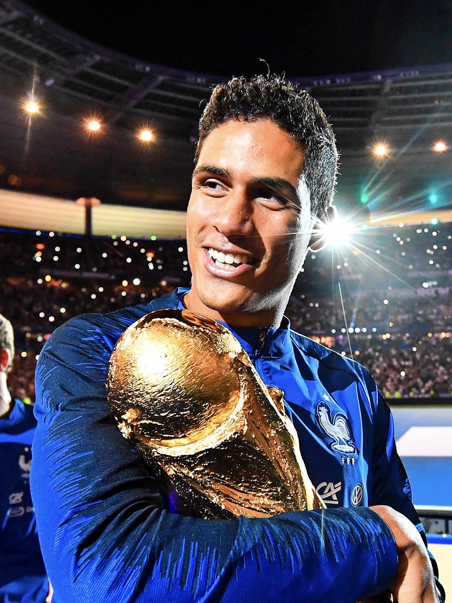 equipedefrance's tweet image. 💙 L’un des plus grands leaders des Bleus fête ses 33 ans aujourd’hui !

🇫🇷 93 sélections
🏆 Vainqueur Coupe du monde 2018
🏆 Vainqueur Ligue des Nations 2021
🥈 Finaliste Coupe du monde 2022

Joyeux anniversaire @raphaelvarane 🎂🥳