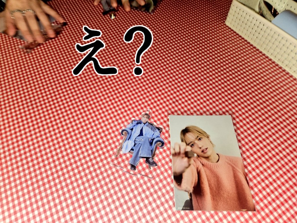 점원이 내 뒤에서 음식내오는거보고 리보님이랑 삼라님 샤샥 굿즈 치우는데 나만 안보여서 카잔 덩그러니 남고

점원분: 아앗 스미마셍 ㅠㅠ 스미마셍....
🐼이야이야이야 ㅠㅠ톤데모나이데스톤데모나이데스