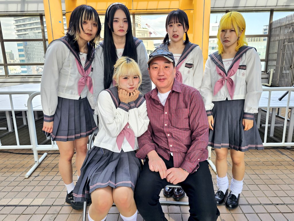 2310_qqq's tweet image. 本日の家族写真📸
春のリリイベ最後の家族写真は
やはりこうなりました
まあしょうがないわねww 
#PIGGS 
#PIGGSリリイベ渋谷タワレコ