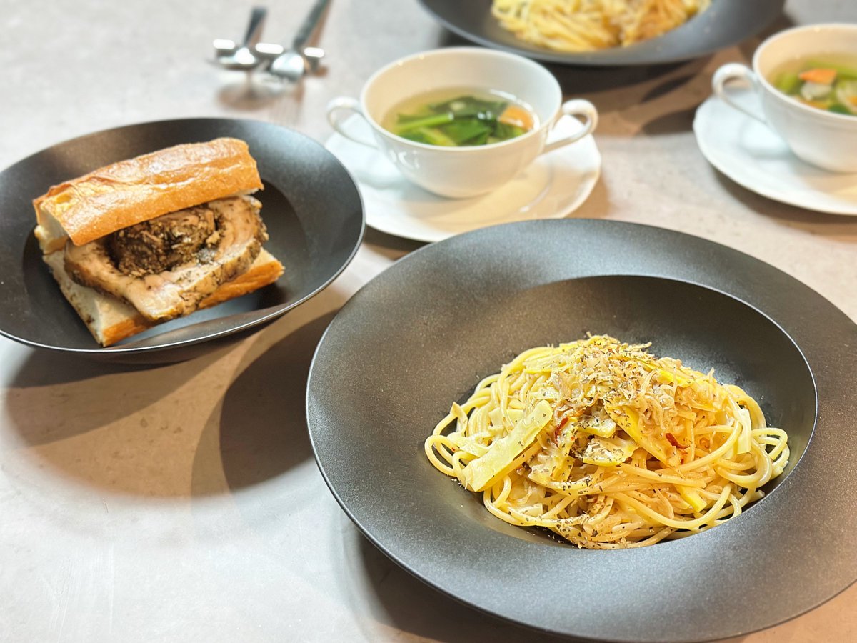 ✴︎ 採れたて筍としらすのペペロンチーノ
✴︎ 自家製ポルケッタとトマトのサンド
✴︎ 野菜のコンソメスープ

たけのこ掘って数時間だからあく抜きしないでいってみた😎