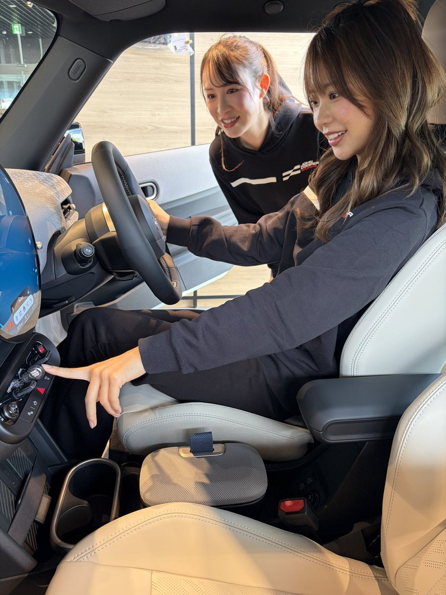 littlewhite_saa's tweet image. 今日はMini宇都宮様に行ってきました🇬🇧✨
とてもかわいいミニクーパーがずらり
車両だけでなく店内全てにこだわりがあってとても楽しい時間を過ごせました🫧
工場見学もさせて頂いてわからない事沢山聞けました🤭

明日のレースがより楽しみになったよ！
決勝レースin茂木是非きてねーっ🤍

#BMW #Mini