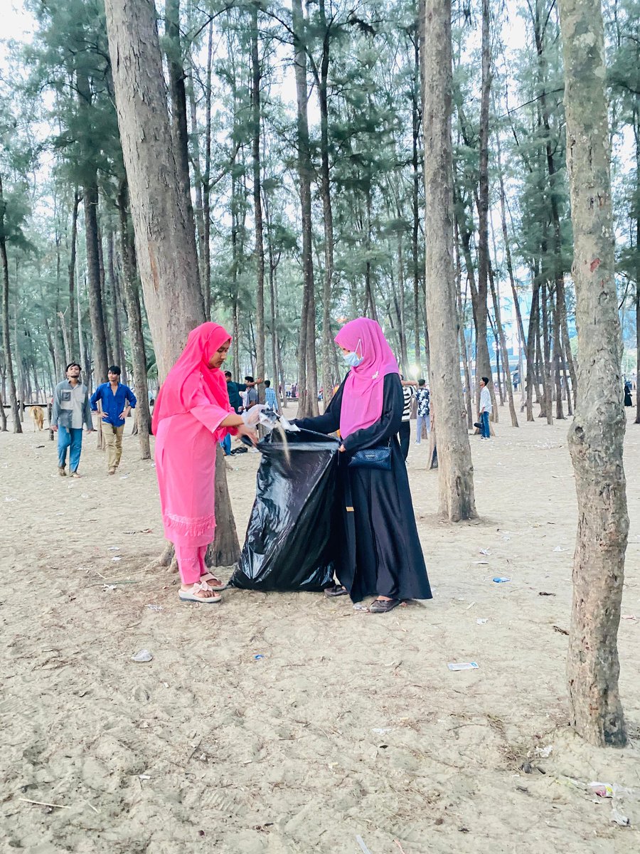 JydaOrg's tweet image. Tourists enjoy Cox’s Bazar, But plastic waste is left behind.

Our youth volunteers cleaned the beach &amp;amp; engaged visitors on responsible behavior 💚

Protect the beach. Protect the ocean.

#CoxsBazar #PlasticPollution #CleanUpDrive #YouthAction #JYDABD
