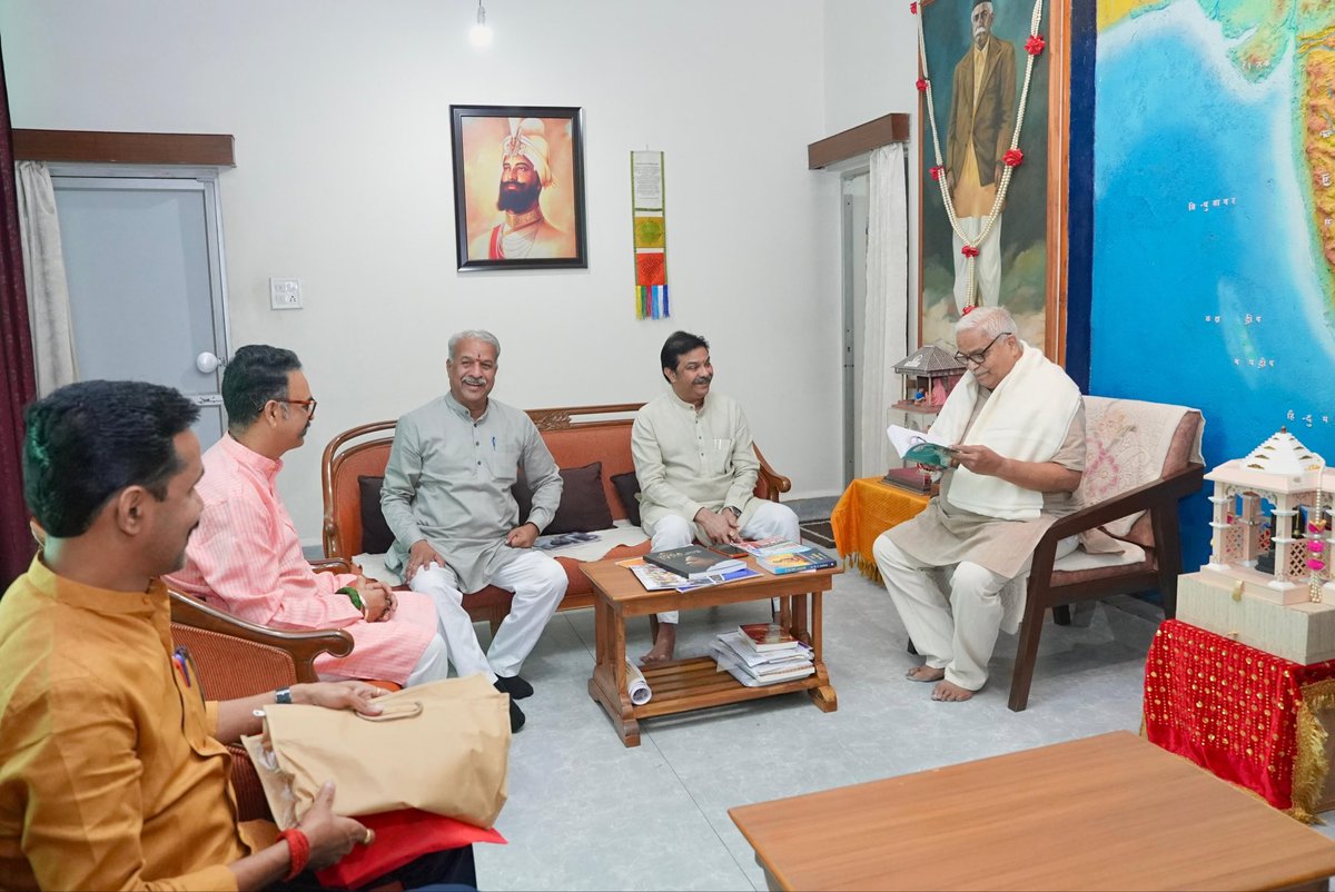 PrasadLadInd's tweet image. राष्ट्रीय स्वयंसेवक संघाचे माजी सरकार्यवाह आदरणीय भैय्याजी जोशी यांची नागपूर येथे सदिच्छा भेट घेतली. या भेटीत त्यांचे आशीर्वाद व मार्गदर्शन लाभले.

@RSSOrg
#RSS #Nagpur #Maharashtra #PrasadLad