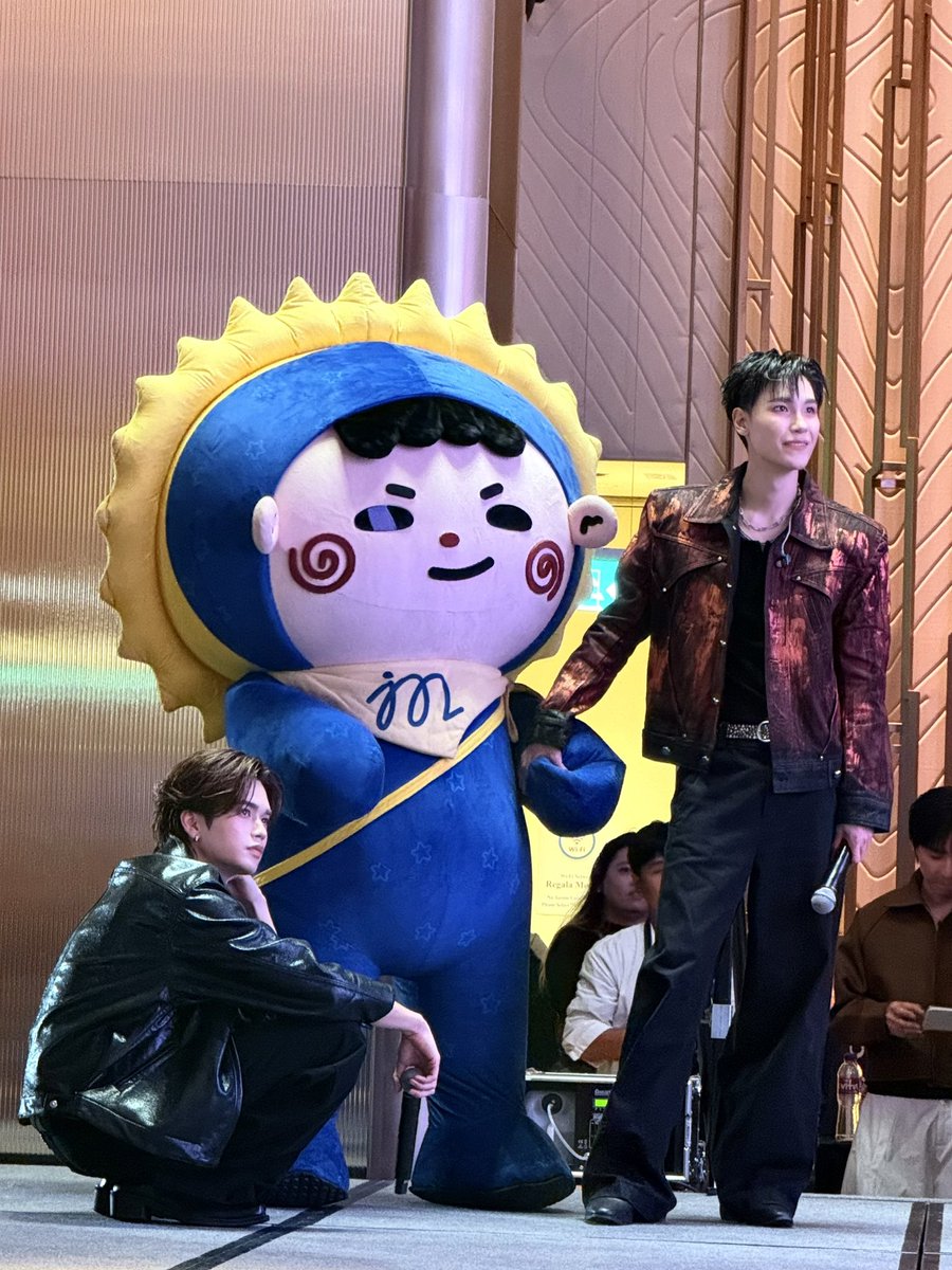 jummo__gmmtv's tweet image. Granny～ Mo今日超級開心呀！好多人過嚟搵我 Dad 同Da～ 愛你Granny，Mo 心心 Granny 呀，嗚嗚～💙💛✨

แกรนนี่คับ โม่ดีใจมากเลยวันนี้ มาหาโม่แด๊ดด๊าเย้อะม้ากกก ร้ากกกน้าแกรนนี่ โม่หัวจัยแกรนนี่อุ๋งอิ๋งงง 💙💛✨

#JuMarkMo1stFMinHK
#GMMTV