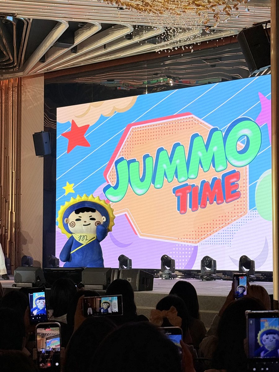 jummo__gmmtv's tweet image. Granny～ Mo今日超級開心呀！好多人過嚟搵我 Dad 同Da～ 愛你Granny，Mo 心心 Granny 呀，嗚嗚～💙💛✨

แกรนนี่คับ โม่ดีใจมากเลยวันนี้ มาหาโม่แด๊ดด๊าเย้อะม้ากกก ร้ากกกน้าแกรนนี่ โม่หัวจัยแกรนนี่อุ๋งอิ๋งงง 💙💛✨

#JuMarkMo1stFMinHK
#GMMTV