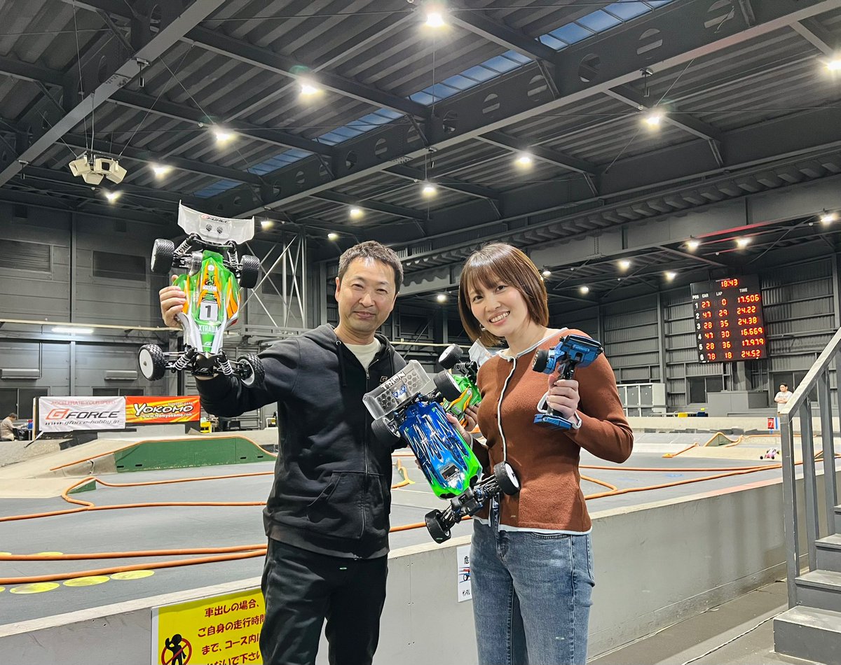 torichi34's tweet photo. GFCC前日ラジコン🚙with 広坂正美さん😎
イベント前日ということで盛り上がっていました🥳
ラジコン界のレジェンド正美さんの走りは、安定した速さでさすがすぎました😭✨
正美さんみたいな走りができるようになりたい🥺
#TeamAJ #RC10 #B84 #B7 #Associated 
#RC #ラジコン #つくばRCパーク #とりおん https://t.co/2p0OJkO9sc