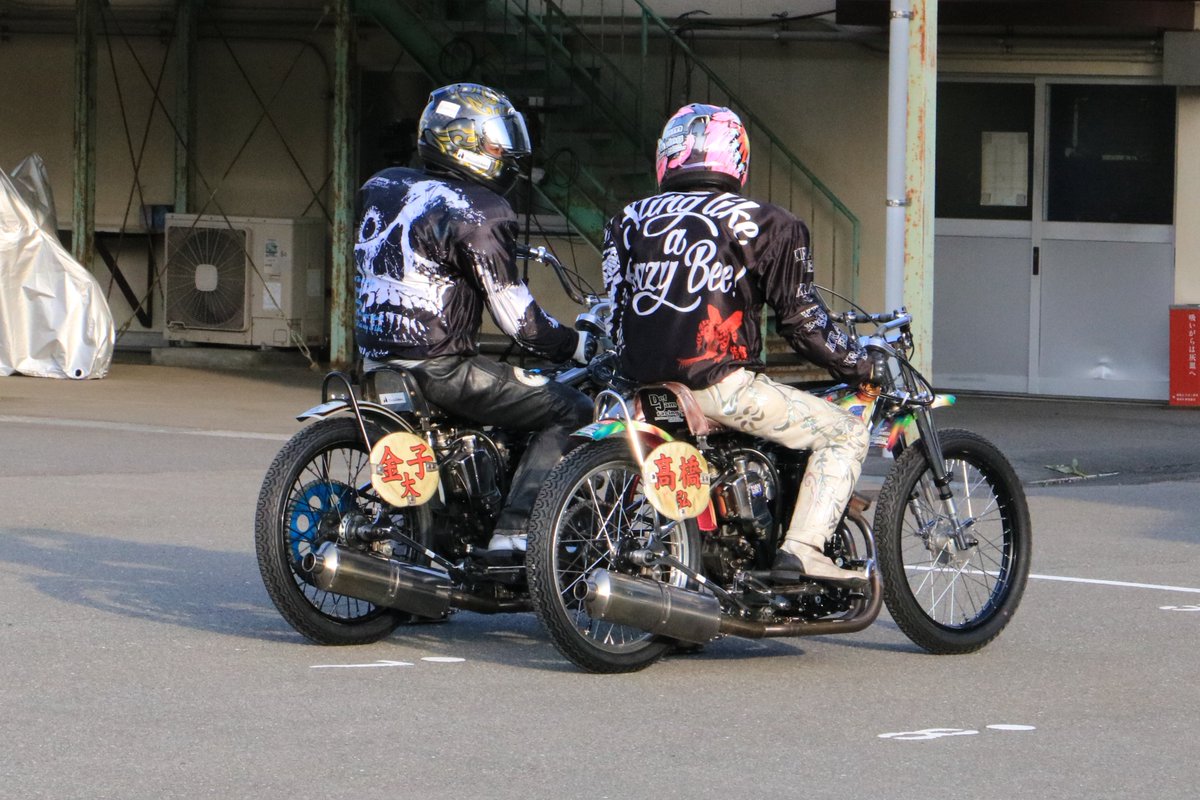 tospo_autorace's tweet photo. 飯塚オートのナイターＳＧ「第45回オールスター・オートレース」は２５日、予選２日目。８R発売中に行われた練習に臨む金子大輔、高橋義弘の両選手。同期とあって、練習開始前の待機中に何やら話をしていました。#飯塚オート #オールスター #金子大輔 #高橋義弘 #オートレース #東スポ https://t.co/KZC6yExVHS