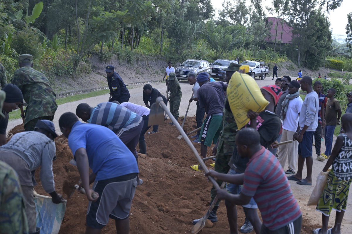 PrudenceKwizer1's tweet photo. Umuturage witwa Emmanuel Nyandwi w’imyaka 51 wo mu murenge wa Mwendo, akarere ka #Ruhango, yapfuye agwiriwe n’urukuta rw’ishuri rya G.S Mwendo mu muganda rusange wabaye kuri uyu wa 25 Mata 2026.
Abaturage bari barimo gusenya inyubako ishaje kugira ngo hubakwe ishuri rishya ribereye abanyeshuri.
Iyo mpanuka yabereye mu mudugudu wa Nyamigina, akagari ka Gafunzo.
Ubuyobozi bw’akarere bwemeje iby’iyo nkuru bwihanganisha umuryango wa nyakwigendera.
Bwijeje kuwufasha muri ibi bihe bikomeye.