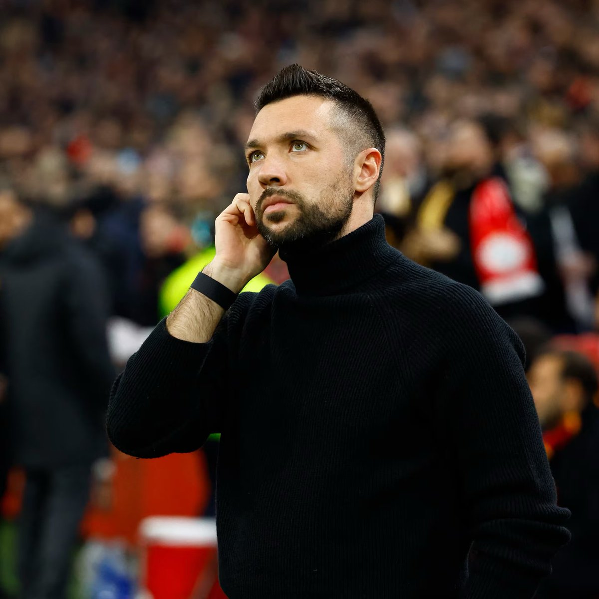 ChelsTransfer's tweet photo. Francesco Farioli is not entertaining the idea of leaving Porto for Chelsea.

The Italian manager has no interest in swapping the Estádio do Dragão for Stamford Bridge. 

The feeling is described as firm. The project he is building in Portugal remains the priority. 

(@abolapt via SW)