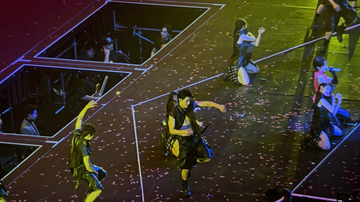 พีเต้นอยุ่บนเวที กิ้นอยู่ข้างหลัง เริ่ด