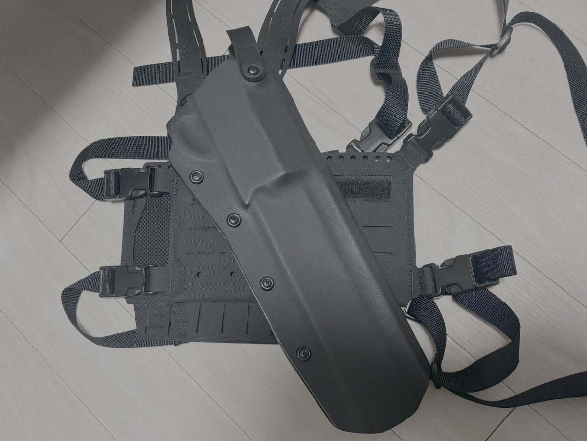 Chris_reevil's tweet photo. (月刊)レオンの装備を集めよう
カイデックス製ホルスターをD.S.O.より支給していただきました！
超超かっこいい😎
ありがとうございました❗️
#REBHFun https://t.co/NGTP1vWq1x