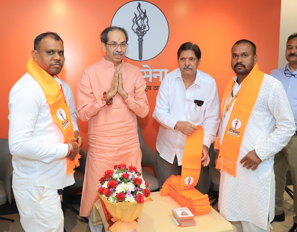रेल्वेच्या मुंबई डिव्हिजनमधील कामगारांनी आज शिवसेना भवन येथे शिवसेना (उद्धव बाळासाहेब ठाकरे) पक्षात प्रवेश केला. पक्षप्रमुख मा. श्री. उद्धवसाहेब ठाकरे ह्यांनी त्यांचे पक्षात स्वागत केले. ह्यावेळी रेल्वे कामगार सेनेचे अध्यक्ष शिवसेना नेते सचिव विनायक राऊत, शिवसेना सचिव आमदार