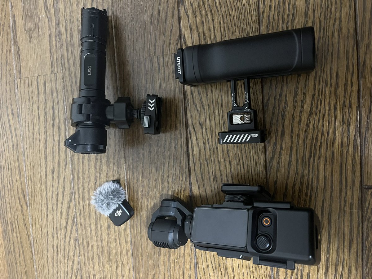 92fs_c's tweet image. 夏の撮影(採集)道具完成
今までの仕様だと網を持ったまま撮影すると
角度が合わせる時持ちにくかったけど
今回ハンドルを買ったので持ちやすくなった…と思う
後は実戦で使用感を確かめてみたいが…
…行くか

※網と懐中電灯とカメラを2本の手で持つための仕様です

#dji
#osmopocket3