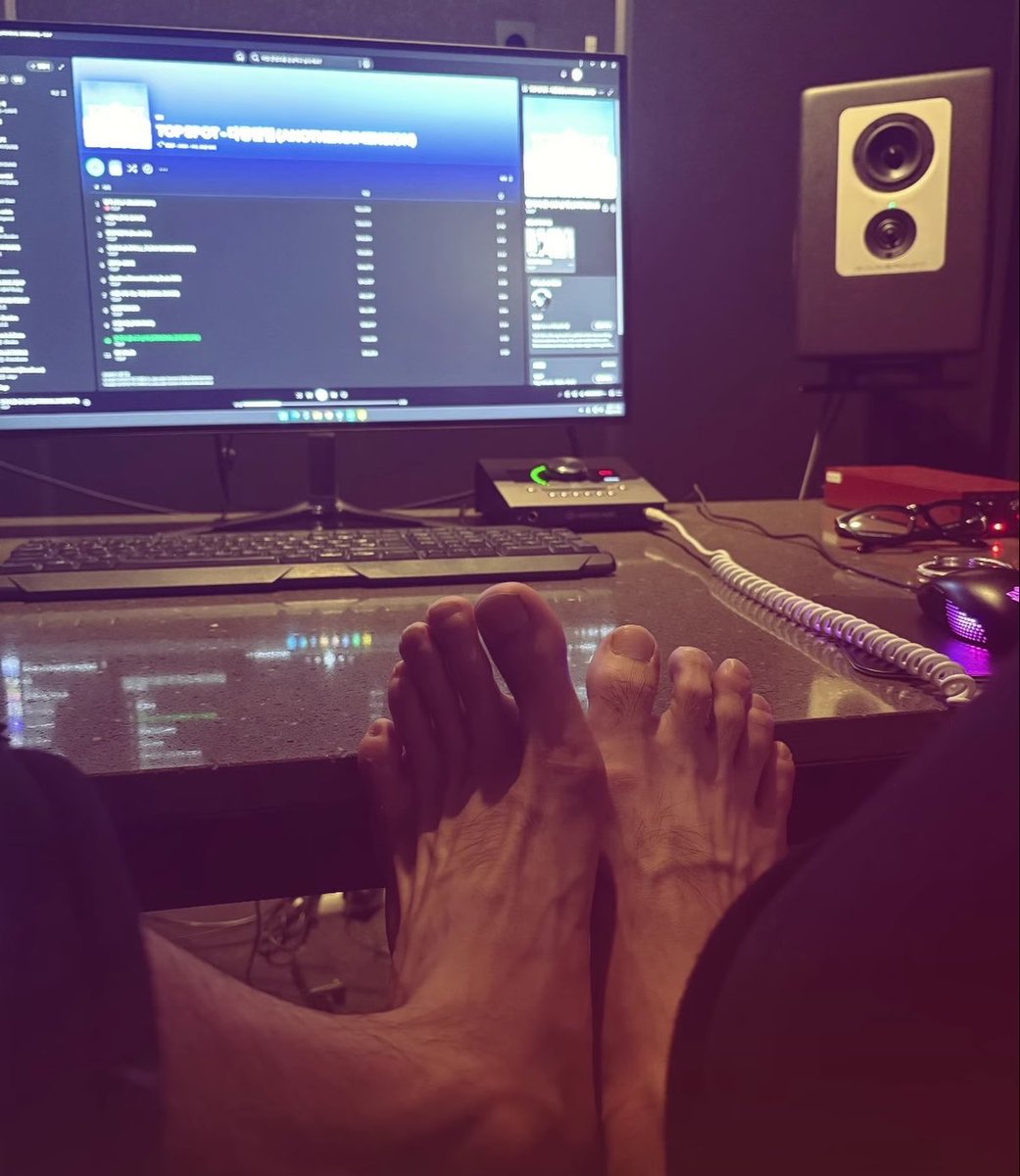 내가 나우아임영 발 사진을 봐야하는 이유는,