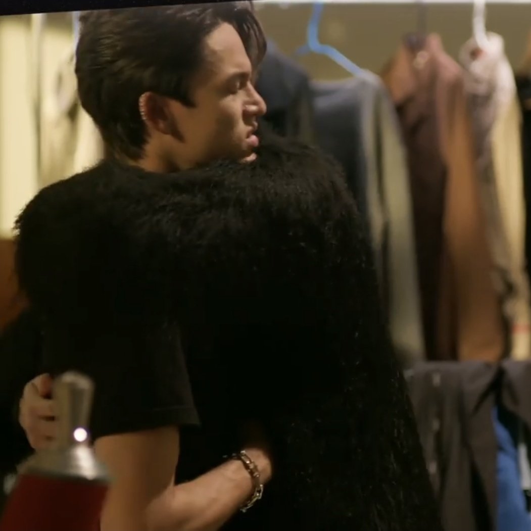 :มึงอย่ามากอดกูได้ปะอาโนลด์
;มึงยังไม่หายโกรธกูหรอวะตั้ว
:กูคันมึงออกไปดิ้เปลี่ยนชุดก่อนค่อยมาคุยกัน
;......